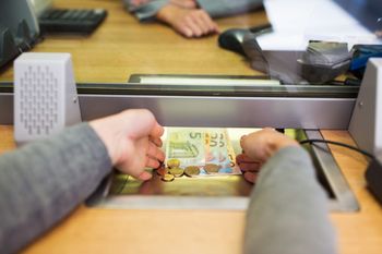 Od czego zależy kurs walut? Tak zmienia się wartość dolara, euro, franka i złotego