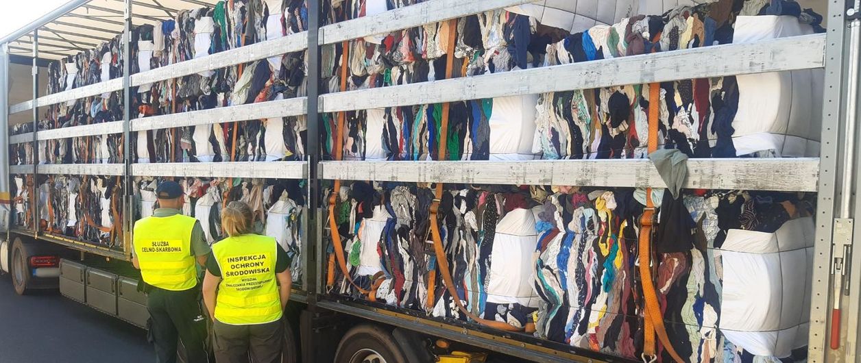25 ton "śmieciowej" odzieży z Belgii w drodze do Czech. KAS zatrzymała nielegalny transport na A4