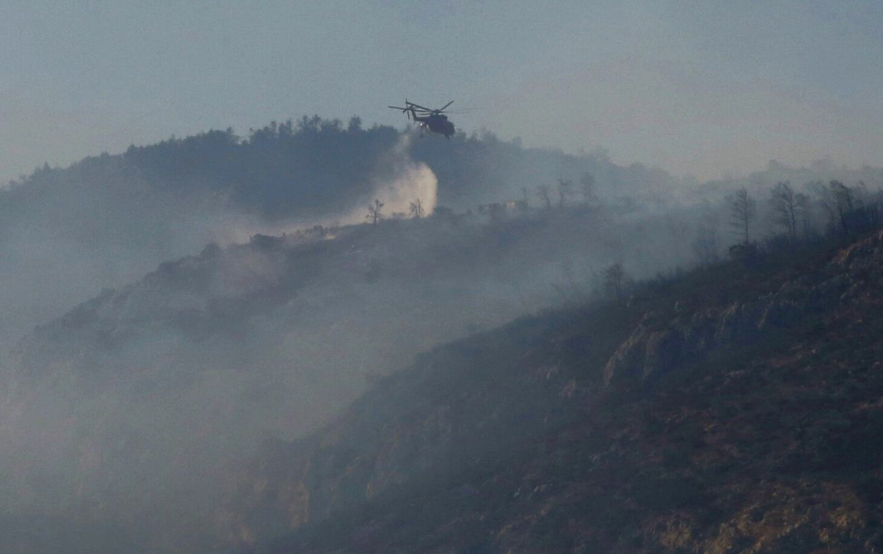 Forest fire rages in Parnitha: 200 firefighters battle the blaze
