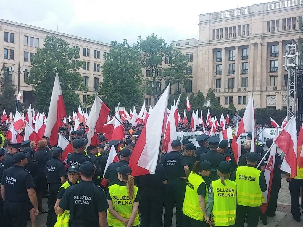 Protest Służby Celnej: Pikieta przed Ministerstwem Finansów