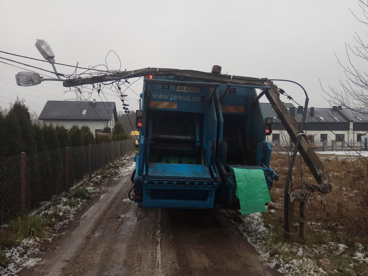 Mazowieckie. Słup przewrócił się na śmieciarkę, fot. Komenda Powiatowa Państwowej Straży Pożarnej w Legionowie-Facebook
