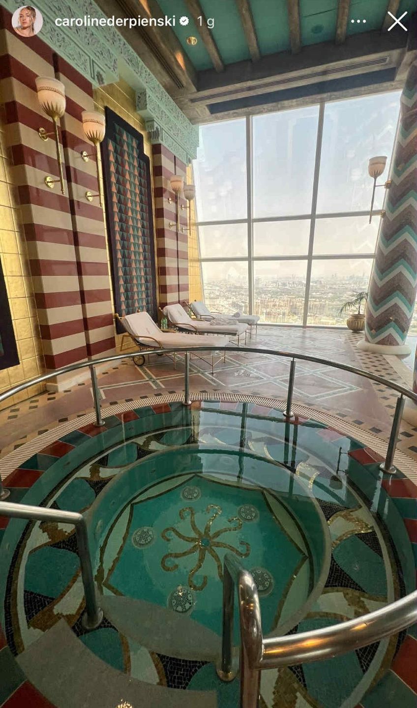 Caroline Derpienski nadaje z luksusowego hotelu w Dubaju