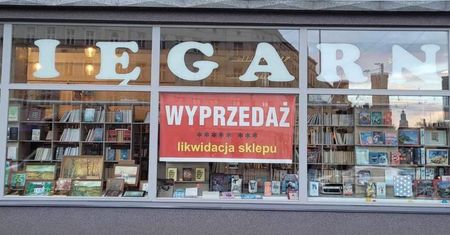 Księgarnia zamyka się po 61 latach. Wymowny napis na plakacie