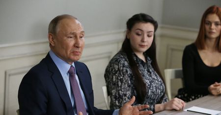"Negocjacje z potworami": Ulubiona zagrywka Władimira Putina. Jak on to robi?