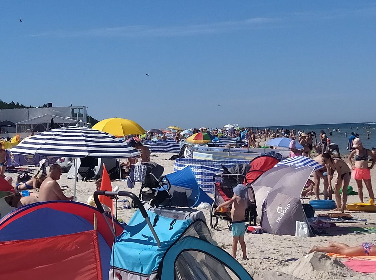 Wakacje 2020: Zatłoczona plaża w Dębkach