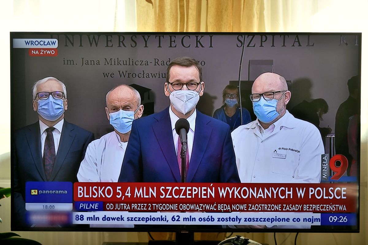 Koronawirus. Mateusz Morawiecki chwali, opozycja krytykuje. Jaka jest prawda o szpitalu we Wrocławiu?