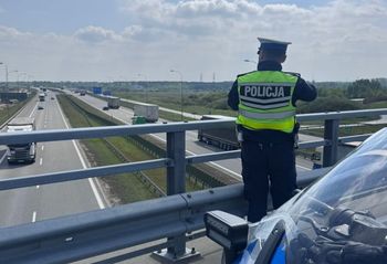 Policjant stanął na wiadukcie. Tylu kierowców "złapał"