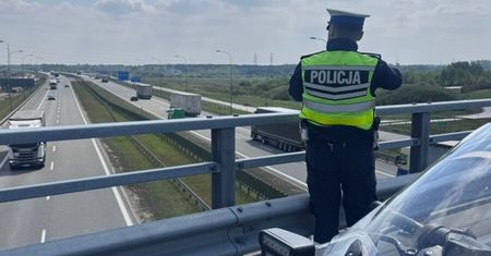 Policjant stanął na wiadukcie. Tylu kierowców "złapał"