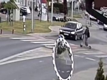 Dziewczyna na hulajnodze potrącona przez kobietę w oplu. Kolizja na przejeździe rowerowym