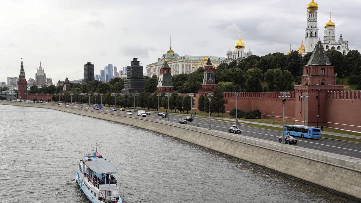 A general view over the Kremlin in Moscow, Russia, 31 August 2022. Former Soviet leader Mikhail Gorbachev died on 30 August 2022 at the age of 91, according to a Moscow Central Clinical Hospital statement. Gorbachev initiated numerous reforms during his tenure. He signed a nuclear arms treaty with the United States and withdrew the Soviet Union from the Soviet-Afghan war. His policies created freedom of speech and press, and decentralized fiscal policy planning and execution to increase efficiency. Gorbachev was the last leader of the Soviet Union, overseeing Russia's transition from one party rule to a fragile democracy. EPA/MAXIM SHIPENKOV Dostawca: PAP/EPA.