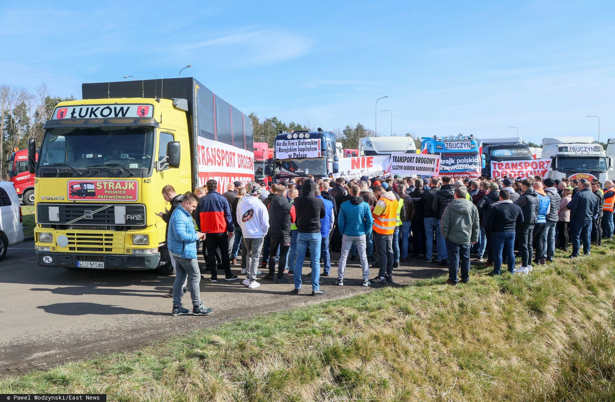 Strajk ostrzegawczy bran?y transportowej
Fot. Pawel Wodzynski/East News, MOP Ostrow-Kania Polnoc, 22.03.2023. Strajk ostrzegawczy branzy transportowej - kolumna tirow objezdza Warszawe. Konferencja prasowa i start objazdu.
Pawel Wodzynski