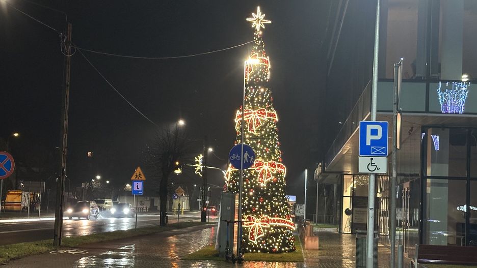 Przed Centrum Kulturalno - Artystycznym w Kozienicach stanęła choinka. Więcej świątecznych dekoracji z Kozienic na kolejnych zdjęciach