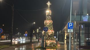 Kozienice: Rozświetlenie na święta Bożego Narodzenia 2025. Są choinki i piękne iluminacje na ulicach