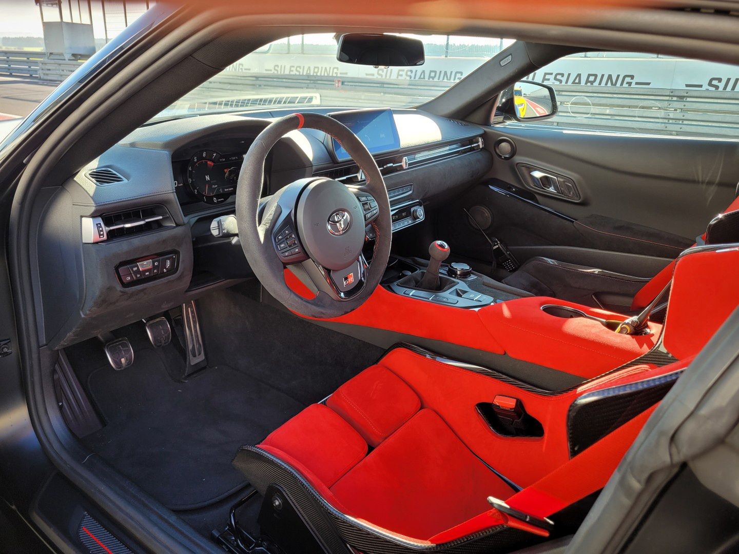 Fotele to właściwie carbon i pianka