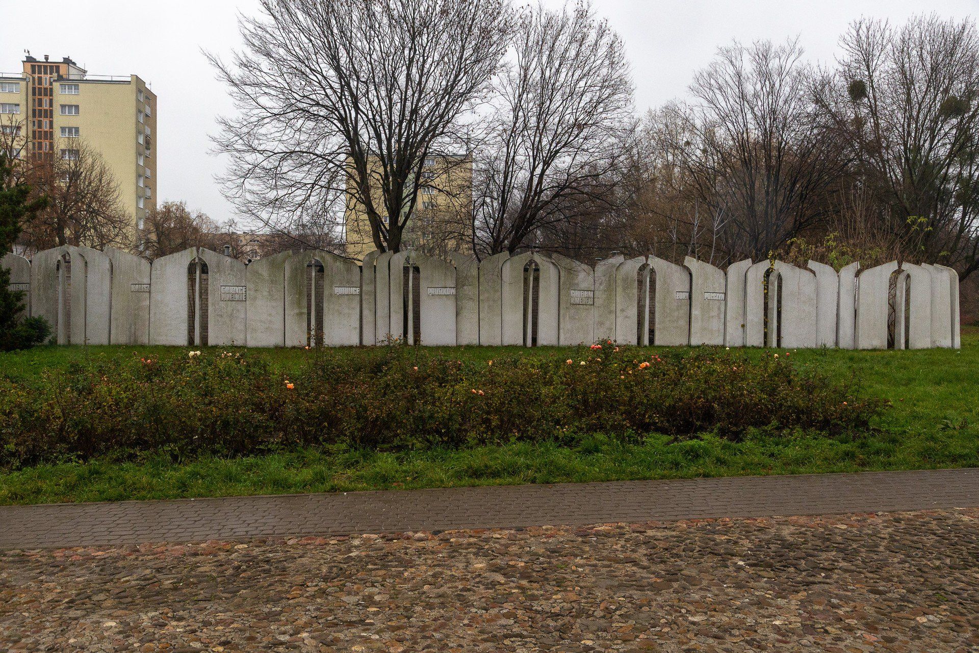 Park oddaje hołd również osobom zamordowanym w innych miastach i obozach.