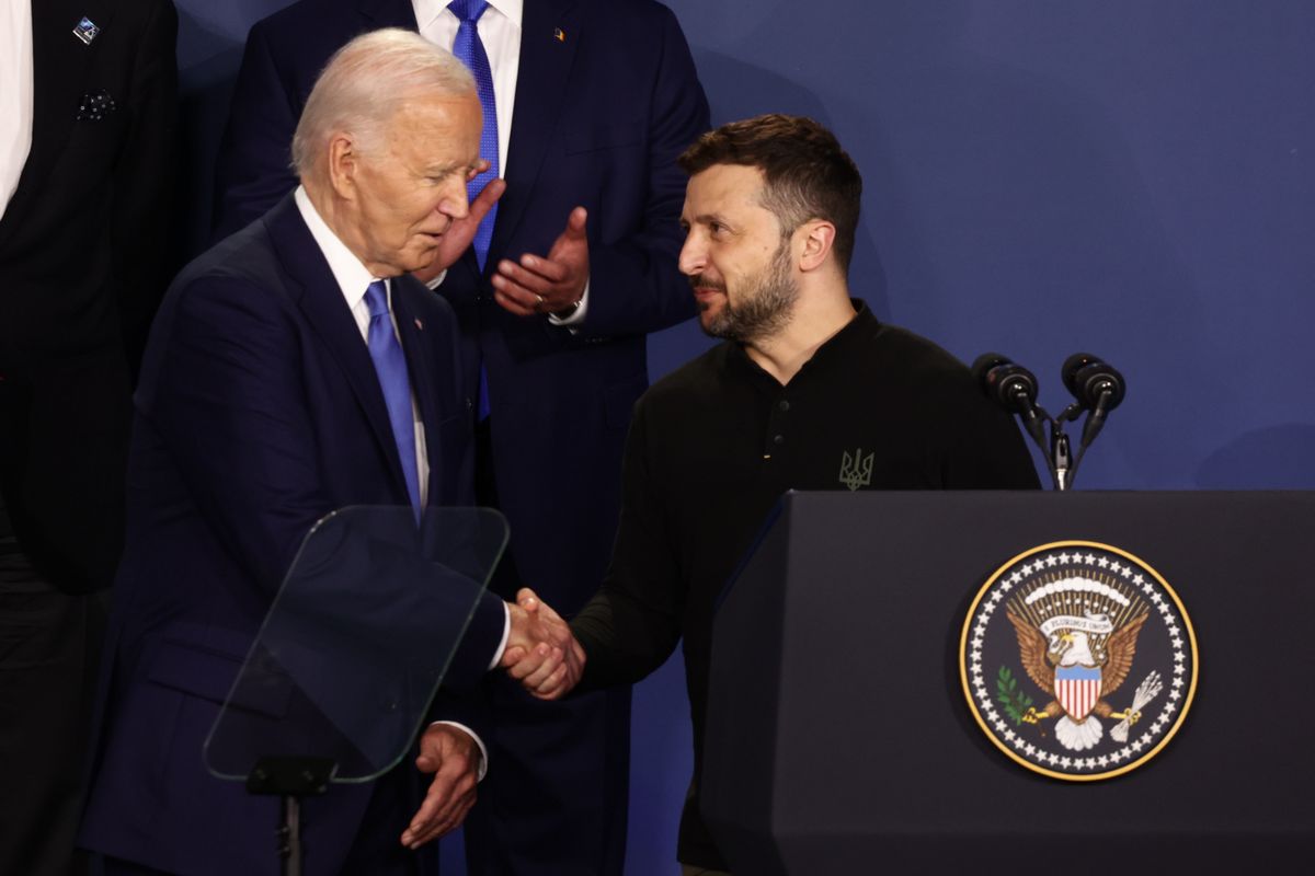 joe biden, władimir putin, wołodymyr zełenski, wojna w Ukrainie, szczyt nato Fatalna wpadka Bidena. Zamiast Zełenskiego zaprosił na scenę Putina