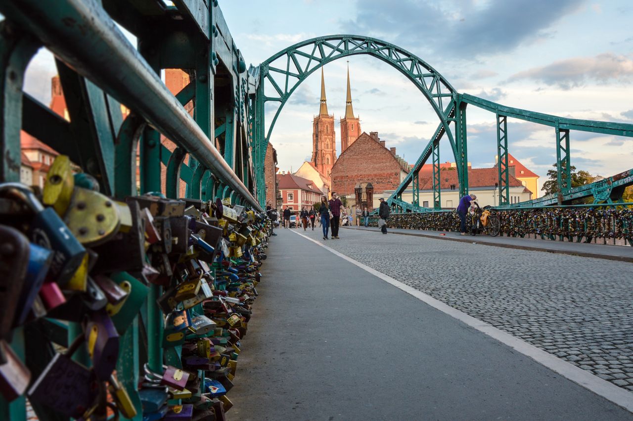 Na Ostrów Tumski we Wrocławiu wiedzie most Tumski - to jedno z ulubionych miejsc turystów we Wrocławiu