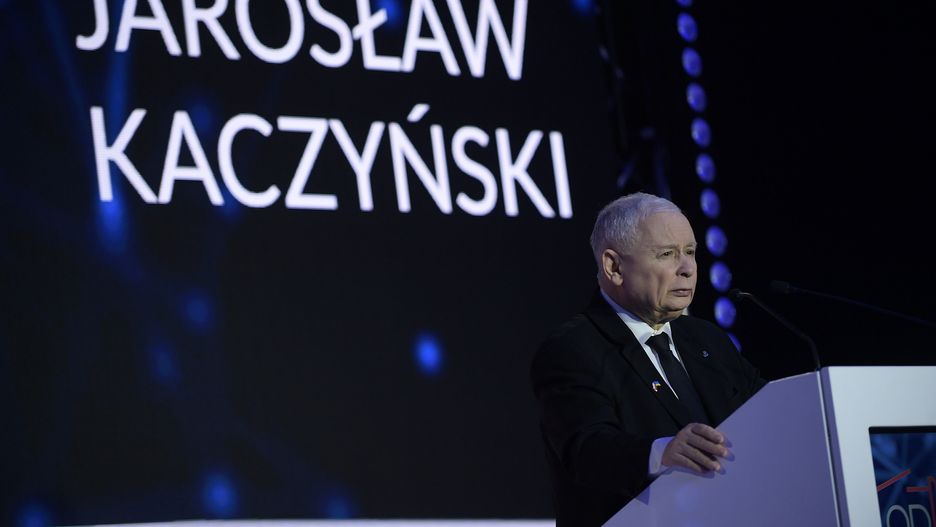 Warszawa, 27.03.2022. Wicepremier, prezes PiS Jarosław Kaczyński przemawia na I Zjeździe Krajowym Stowarzyszenia OdNowa w hotelu Hilton w Warszawie, 27 bm. Zjazd miał charakter wydarzenia programowego skupionego wokół tematu bezpieczeństwa i obronności państwa oraz polityki zagranicznej wobec zmieniającej się sytuacji w naszym regionie. (aldg) PAP/Marcin Obara