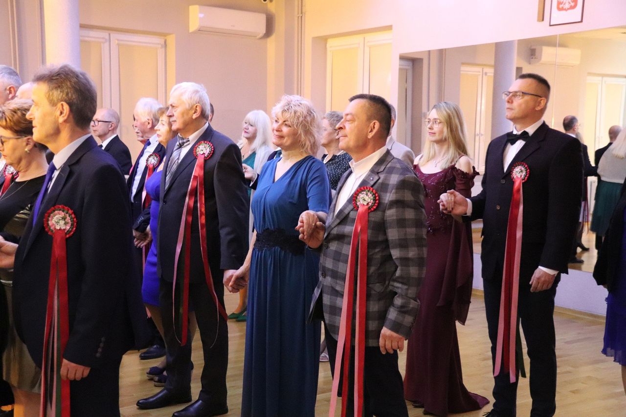 Rzeszów: Bal Kotylionowy na Słocinie z polonezem i koncertem