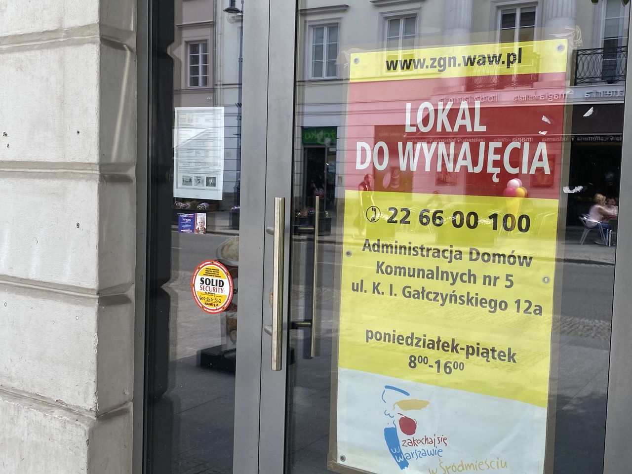 Warszawa. To zdjęcia z półgodzinnej przechadzki po Nowym Świecie. Takich fotografii można zrobić jeszcze więcej. Lokali czekających na najemców jest mnóstwo