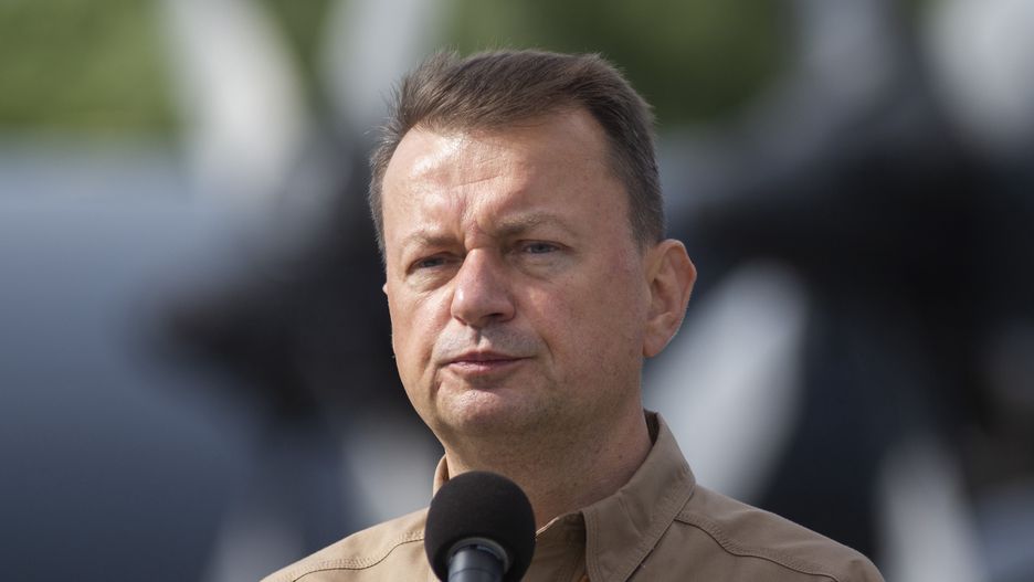 Minister Obrony Narodowej Mariusz Blaszczak wita oststni transport zolnierzy wracajacych z Awganistanu . 30.06.2021 Wroclaw , Minister Obrony Narodowej Mariusz Blaszczak wita ostatni transport zolnierzy wracajacych z Afganistanu . 
Fot . Krzysztof Cwik / Agencja GazetaFot . Krzysztof Cwik / Agencja GazetaMariusz Blaszczak, wojsko, zolnierz, polish air force, wojsko polskie