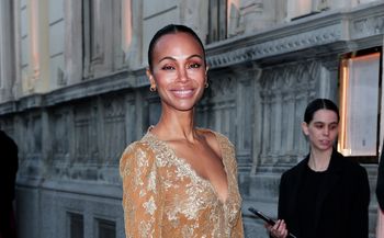 Postawiła na bieliźnianą sukienkę. Koronka i prześwity przyciągają wzrok