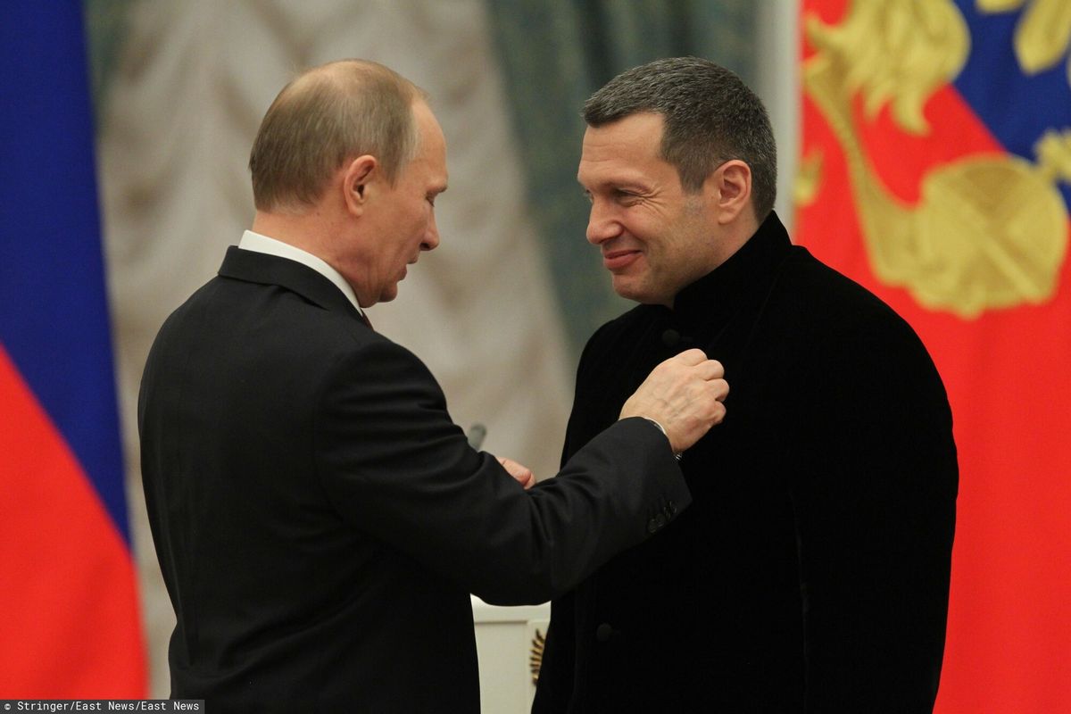 Władimir Sołowjow dostaje order od Putina w 2013 roku 