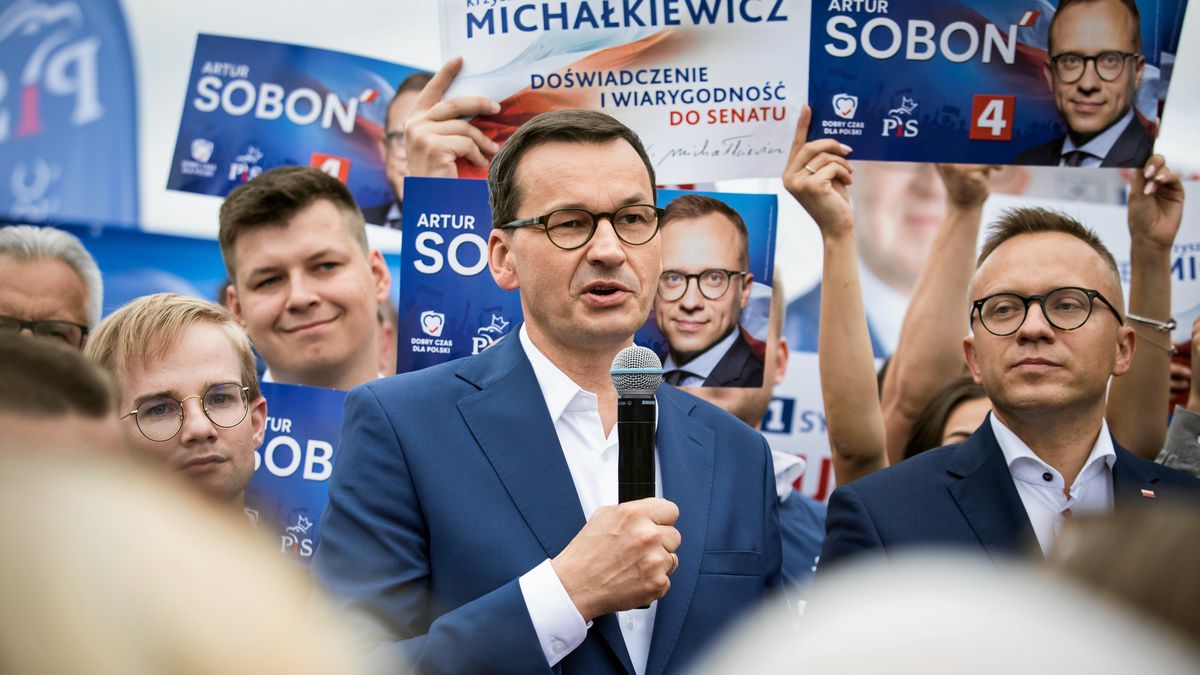Wiceminister finansów Artur Soboń (z prawej) na wiecu przedwyborczym w 2019 r. 