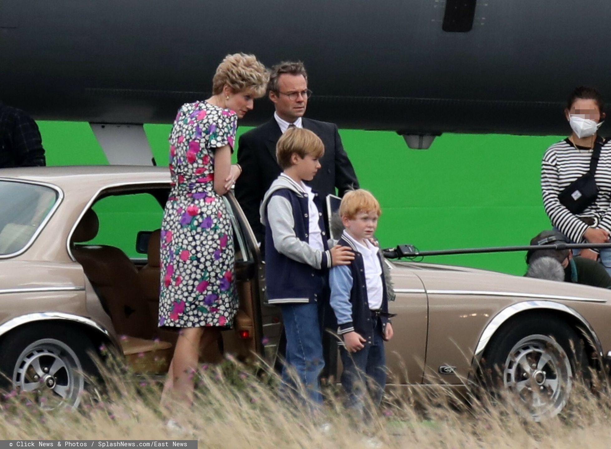 Elizabeth Debicki i pozostali aktorzy na planie "The Crown". Będziecie oglądać? 