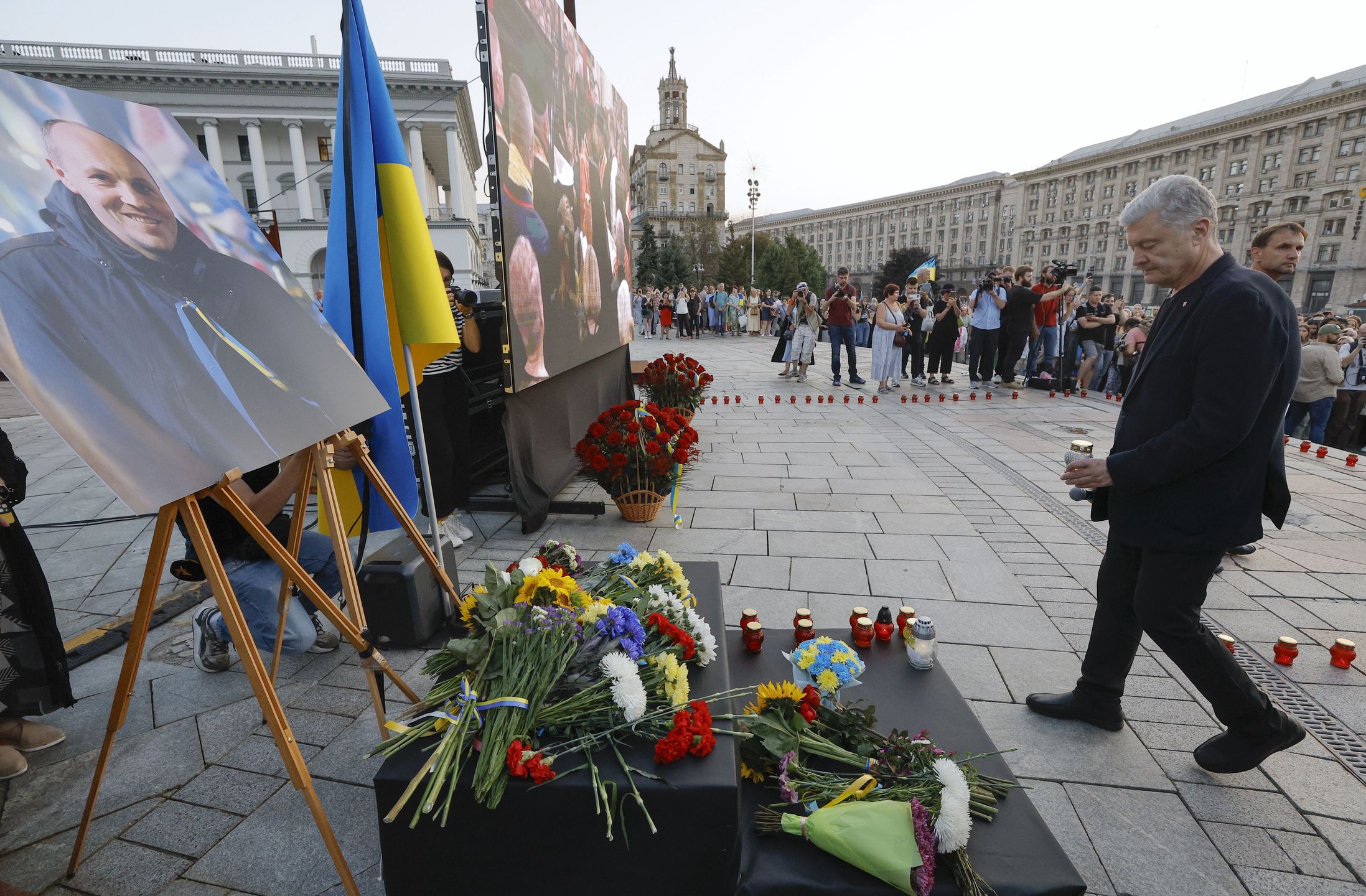 Former Ukrainian President Petro Poroshenko lays a candle to the Andriy Parubiy portrait during the evening of his memories of Andriy Parubiy at the Maidan in downtown Kyiv, Ukraine, 01 September 2025. Andriy Parubiy, 54, a former speaker of the Ukrainian Parliament, was shot dead on 30 August 2025 in the western Ukrainian city of Lviv. Ukrainian police announced the arrest of a suspect in the murder of Andriy Parubiy in Khmelnitskyi region of Ukraine on 01 September 2025. His funeral will be on 02 September in Lviv. EPA/SERGEY DOLZHENKO Dostawca: PAP/EPA.