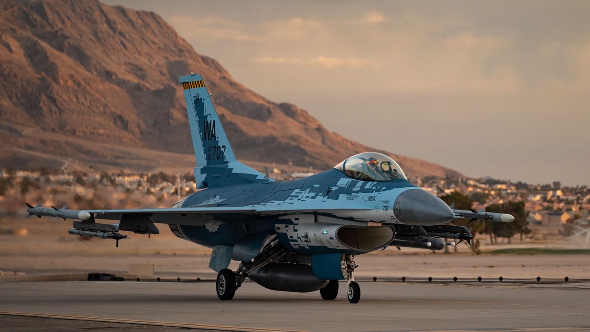 F-16 w malowaniu rosyjskiego Su-57