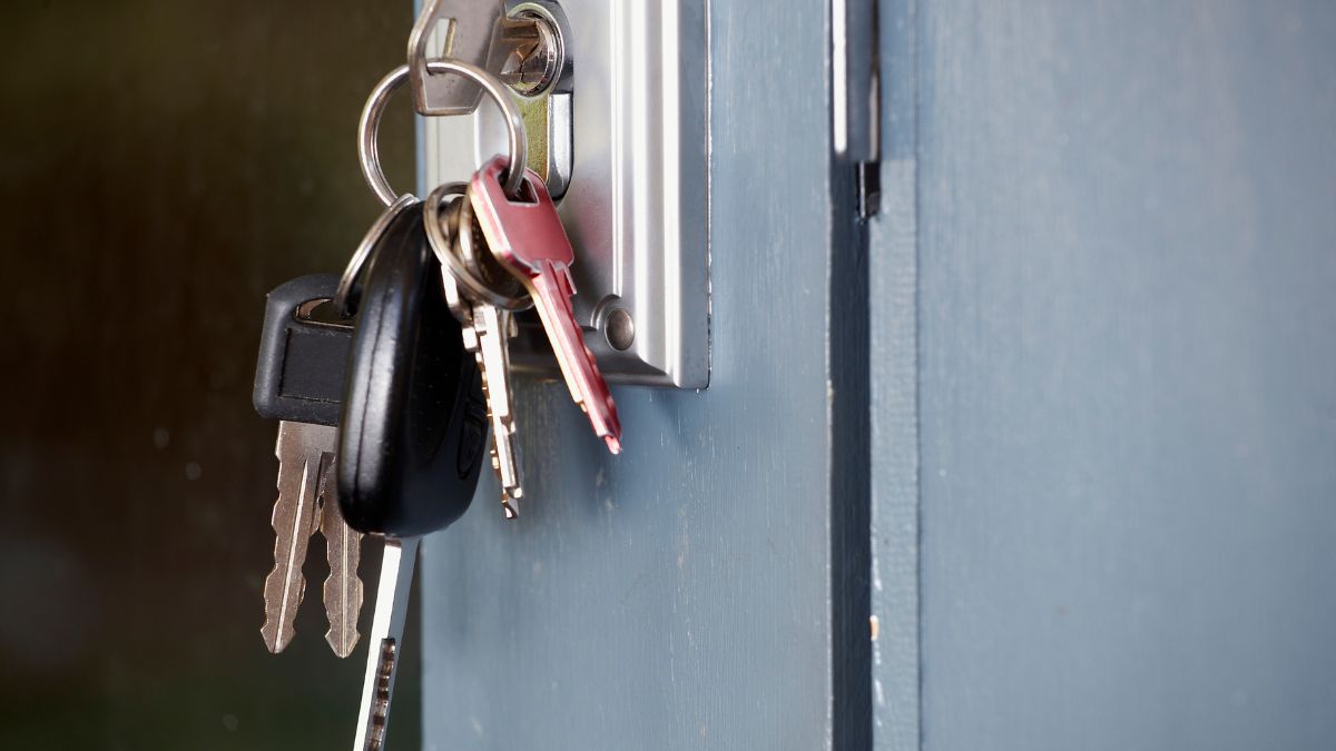Czy zostawianie klucza w drzwiach na noc jest niebezpieczne?