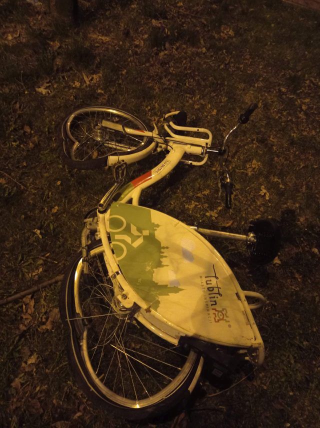 Stał na wiadukcie i zrzucał miejskie rowery. Nastolatka zatrzymali wracający ze służby do domu policjanci (zdjęcia)