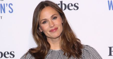 Jennifer Garner "przyłapana" dla odmiany Z PARTNEREM, a nie z Benem Affleckiem. Aktorka odsłoniła ZGRABNE NOGI (ZDJĘCIA)