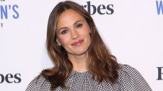 Jennifer Garner "przyłapana" dla odmiany Z PARTNEREM, a nie z Benem Affleckiem. Aktorka odsłoniła ZGRABNE NOGI (ZDJĘCIA)