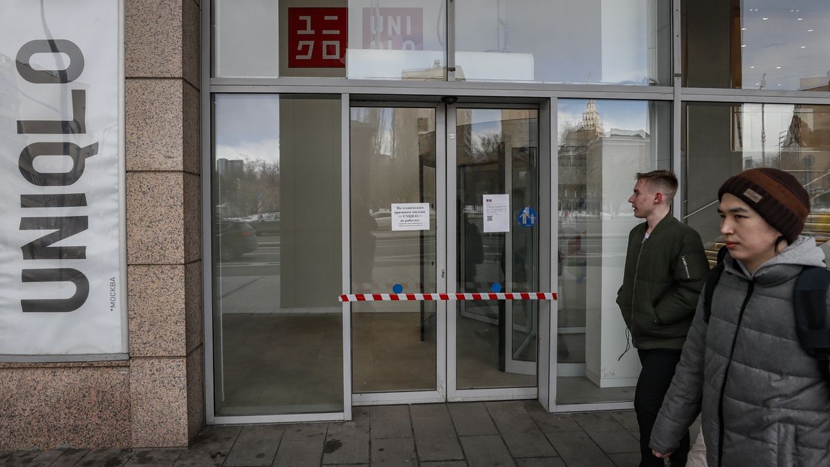 Mieszkańcy Moskwy mijający zamknięty sklep