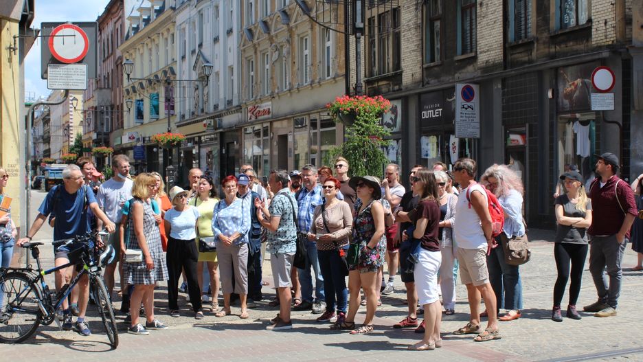 Śląskie. W niedzielę 4 lipca jedną z wycieczek organizowanych przez MDM był spacer po ulicy Dworcowej i odkrywanie tajemnic bytomskiego Dworca PKP.