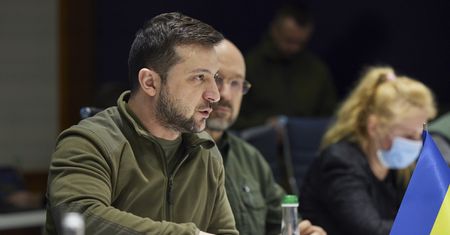 Atak Rosjan na teatr w Mariupolu. Prezydent Zełenski: To otwarty terror