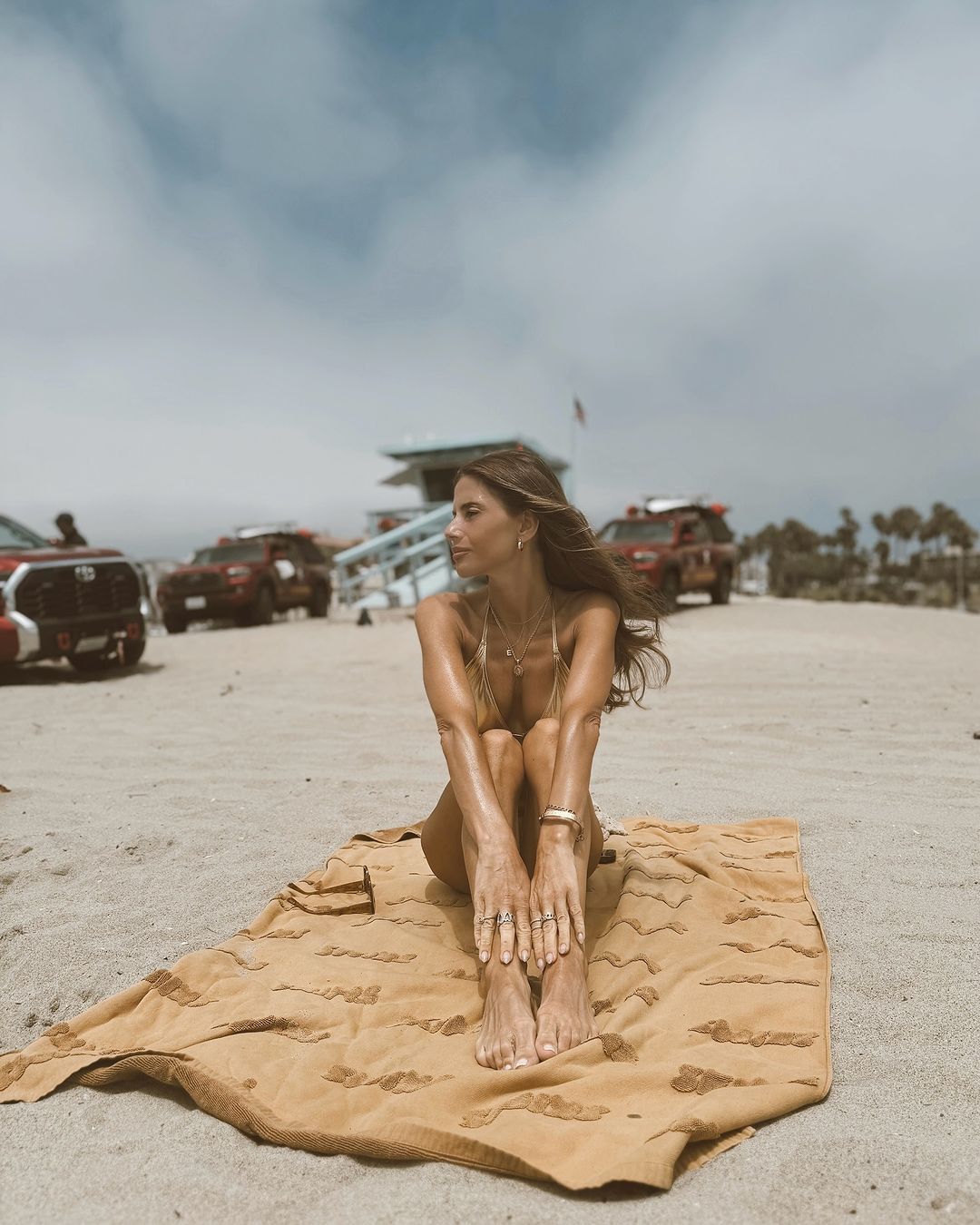 Weronika Rosati eksponuje sylwetkę w złotym bikini (FOTO)