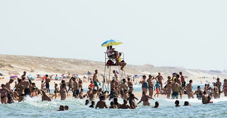 Francja. 100 nudystów zakaziło się COVID-19 na plaży