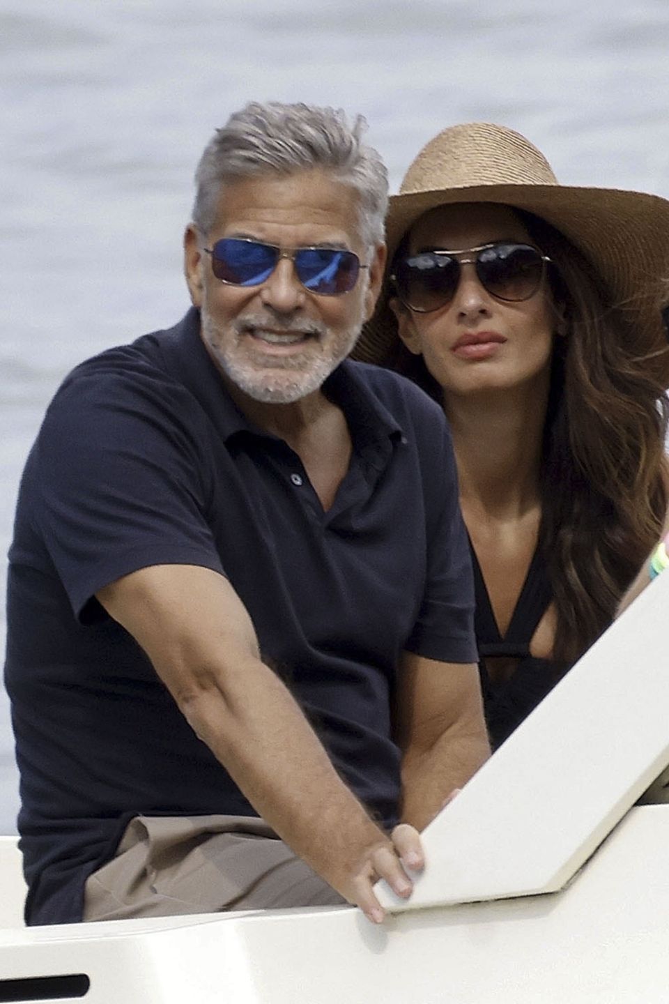 George Clooney i Amal Clooney wypoczywają z dziećmi nad jeziorem Como