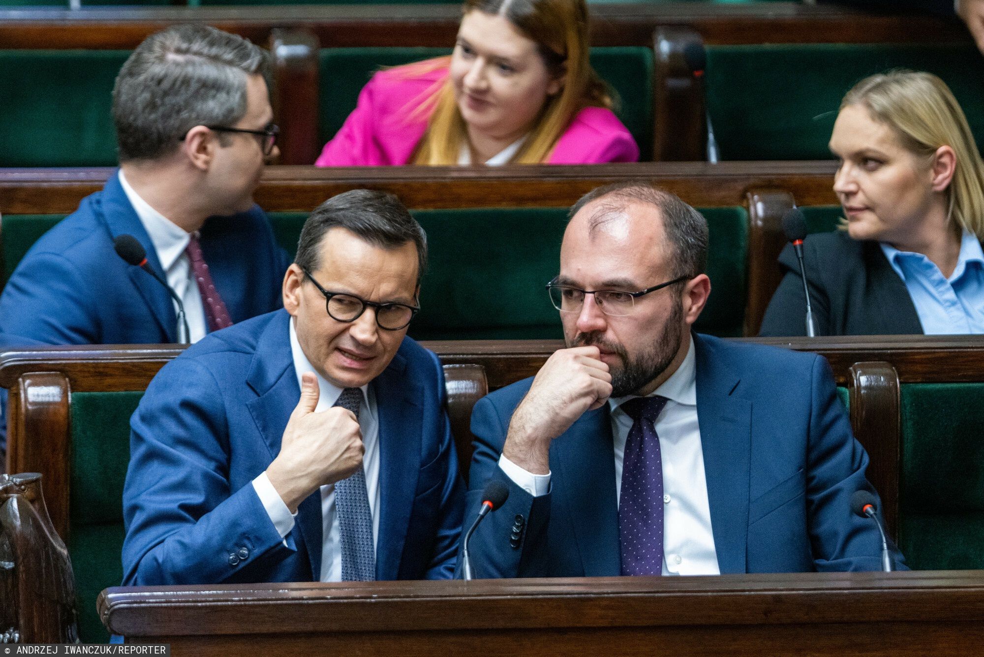 Mateusz Morawiecki i Krzysztof Szczucki w ławach PiS, 2023 r.