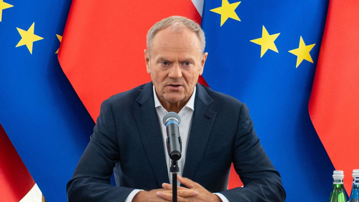 Lublin, 30.07.2026. Premier Donald Tusk na posiedzeniu zespołu koordynacyjnego z udziałem przedstawicieli służb, 30 bm. w Lubelskim Urzędzie Wojewódzkim. Posiedzenie zwołano w związku z naruszeniem przestrzeni powietrznej Polski, prawdopodobnie przez rosyjski pocisk balistyczny. (mr) PAP/Karol Zienkiewicz