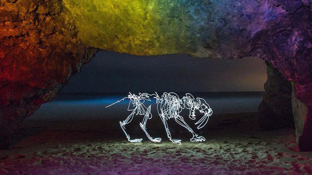 Ożywia malowane światłem stwory, tworząc fantastyczne animacje 1