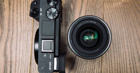 Sigma 30 mm f/1.4 DC DN - recenzja jasnego obiektywu stworzonego z myślą o bezlusterkowcach