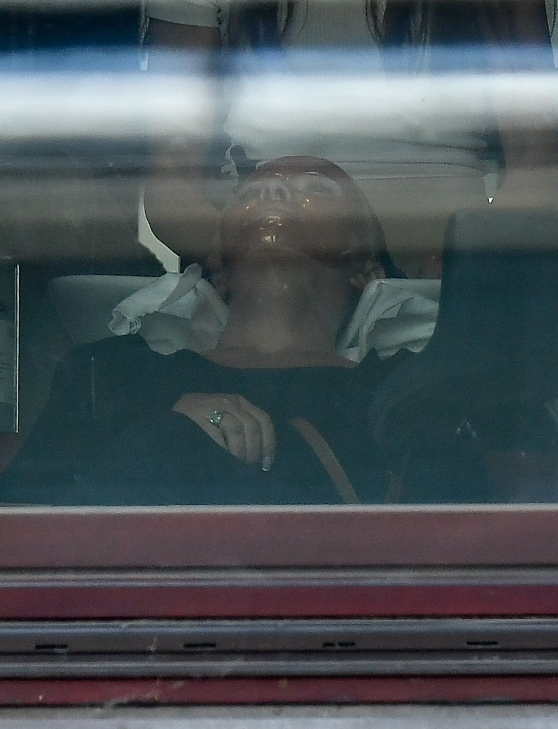 Joanna Przetakiewicz w złotej masce mknie do fryzjera