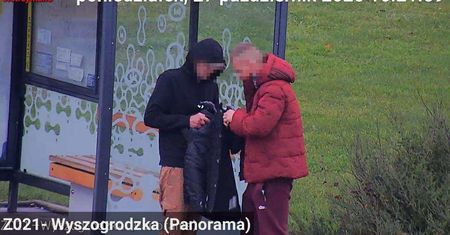 Złodzieje kurtek wpadli przez miejski monitoring – szybka reakcja operatora i policji w Płocku