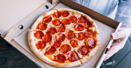 Spróbowała pizzy z pizzomatu. Jest gotowa w trzy minuty