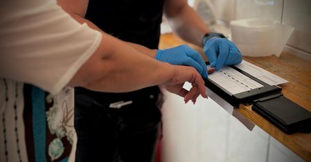 Kasjerka opracowała prosty przekręt. Kamery wszystko nagrały