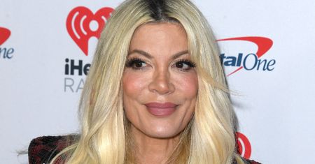 Tak Tori Spelling wygląda BEZ MAKIJAŻU. "Przyłapali" ją w piżamie na stacji benzynowej (FOTO)